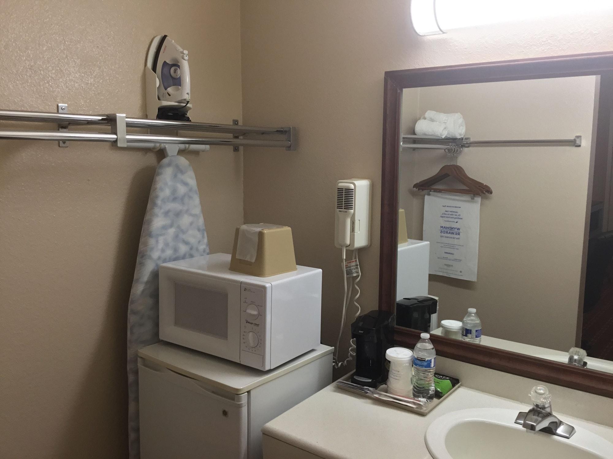 Days Inn By Wyndham College Station University Drive Buitenkant foto