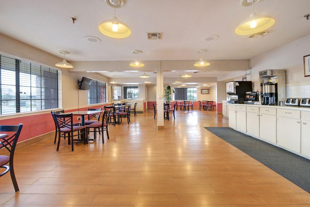 Days Inn By Wyndham College Station University Drive Buitenkant foto