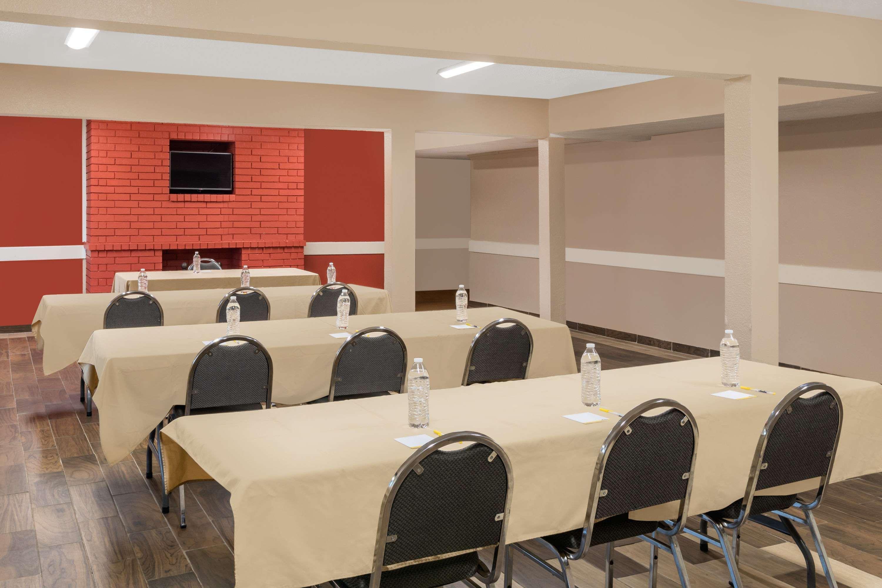 Days Inn By Wyndham College Station University Drive Buitenkant foto