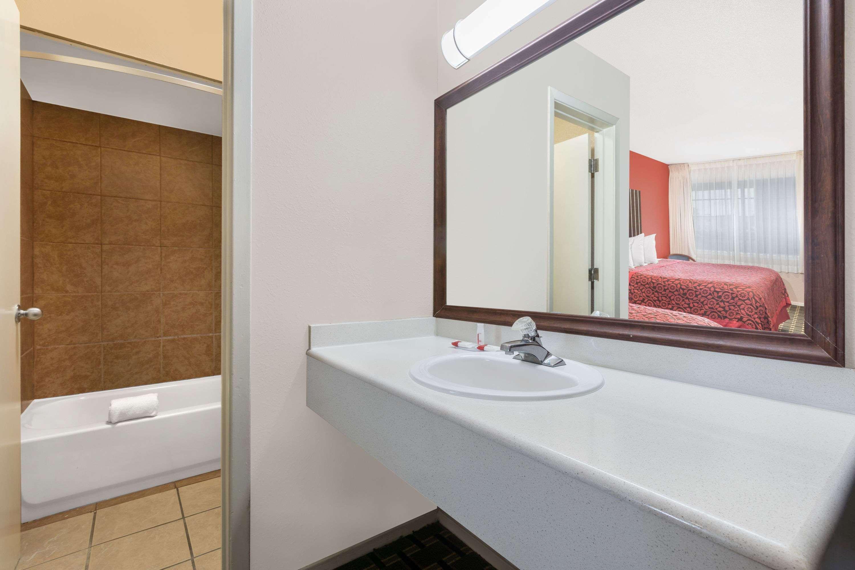 Days Inn By Wyndham College Station University Drive Buitenkant foto