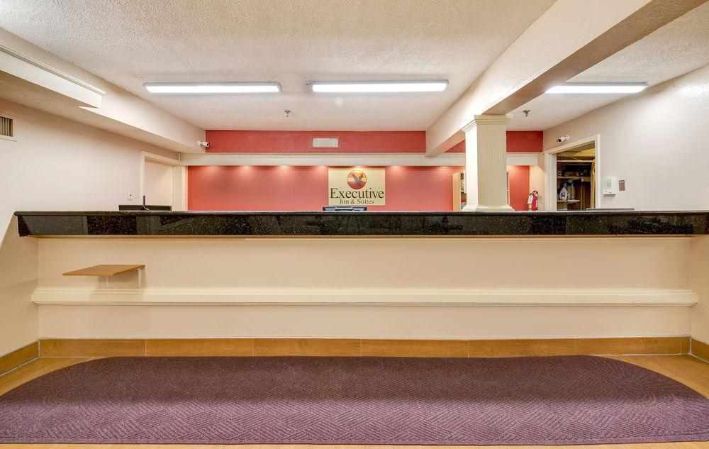 Days Inn By Wyndham College Station University Drive Buitenkant foto