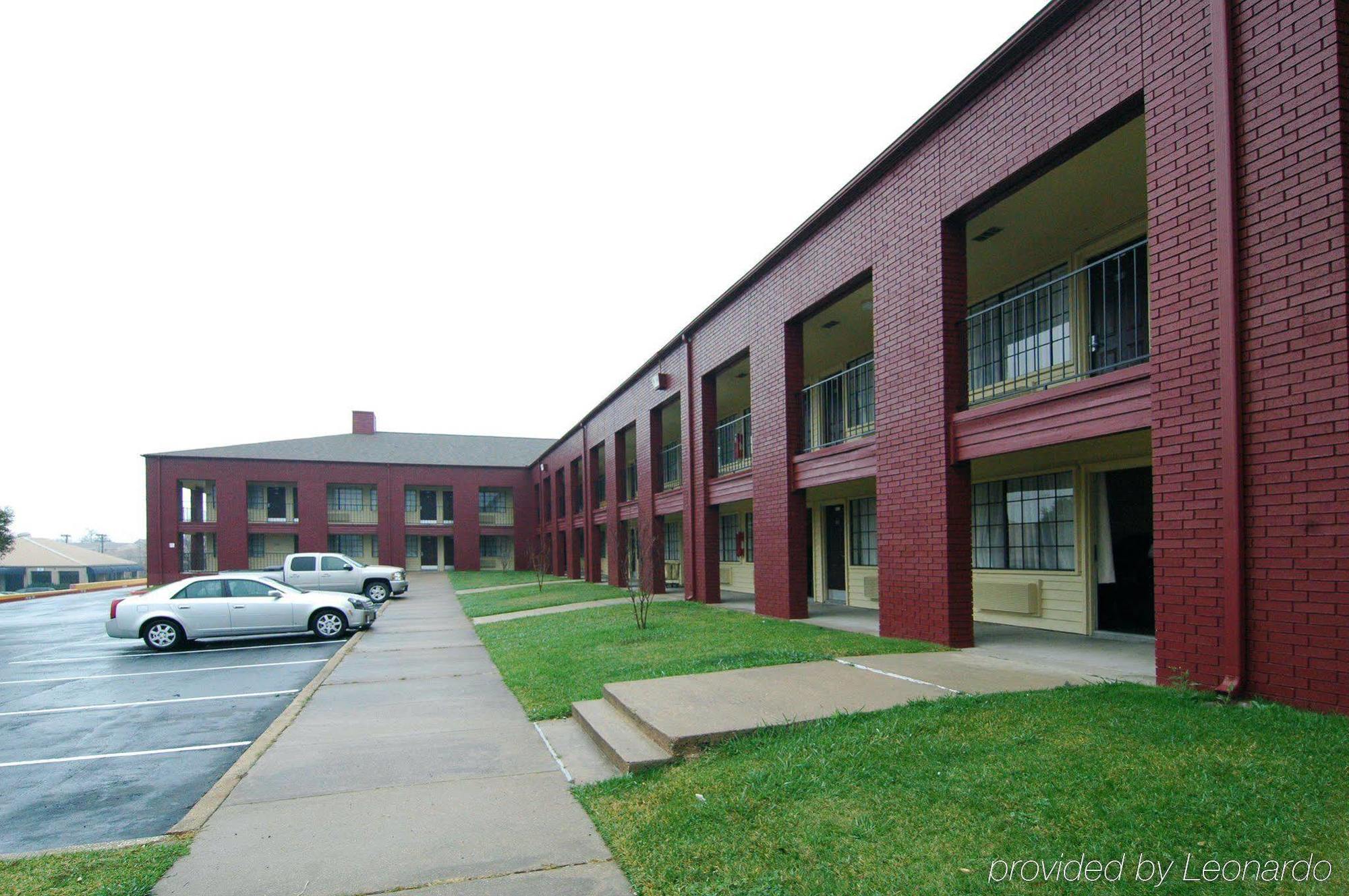 Days Inn By Wyndham College Station University Drive Buitenkant foto