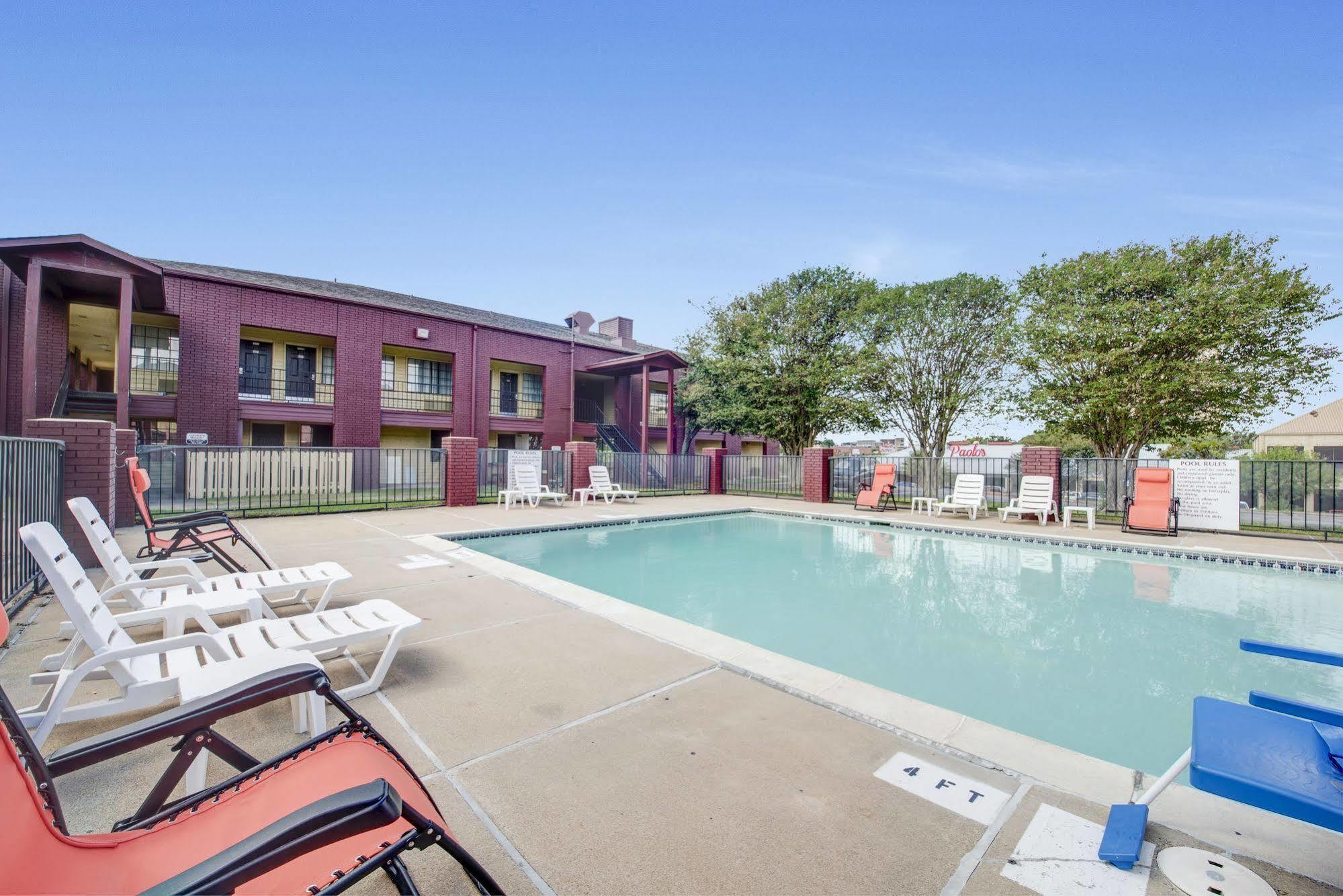 Days Inn By Wyndham College Station University Drive Buitenkant foto