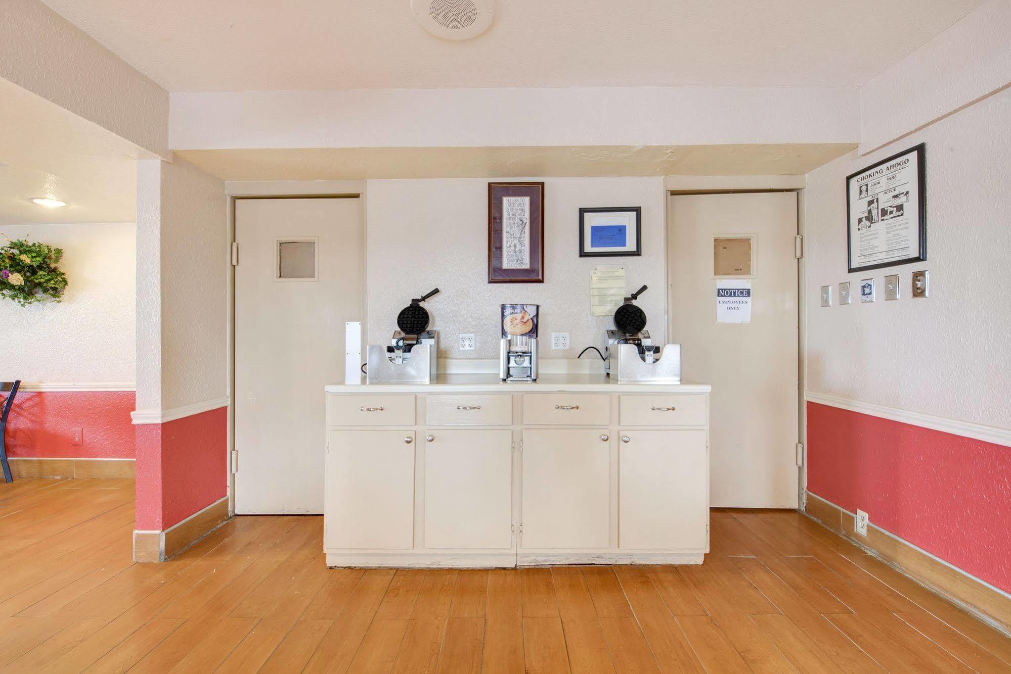 Days Inn By Wyndham College Station University Drive Buitenkant foto
