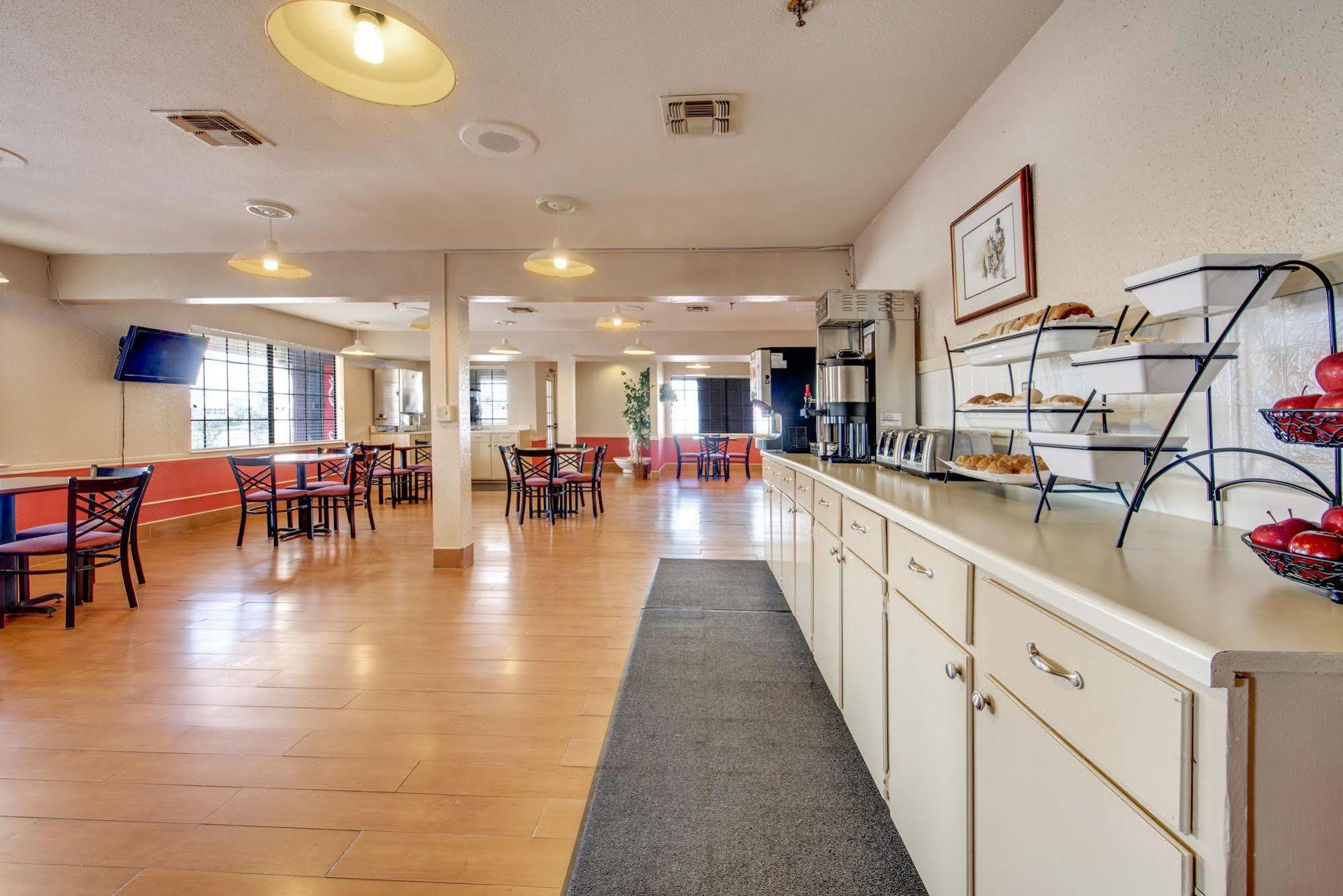 Days Inn By Wyndham College Station University Drive Buitenkant foto