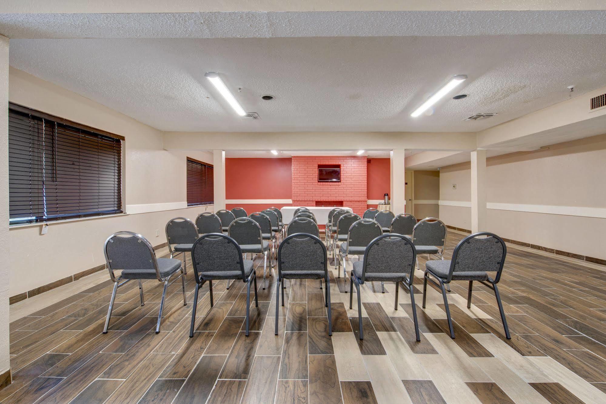 Days Inn By Wyndham College Station University Drive Buitenkant foto