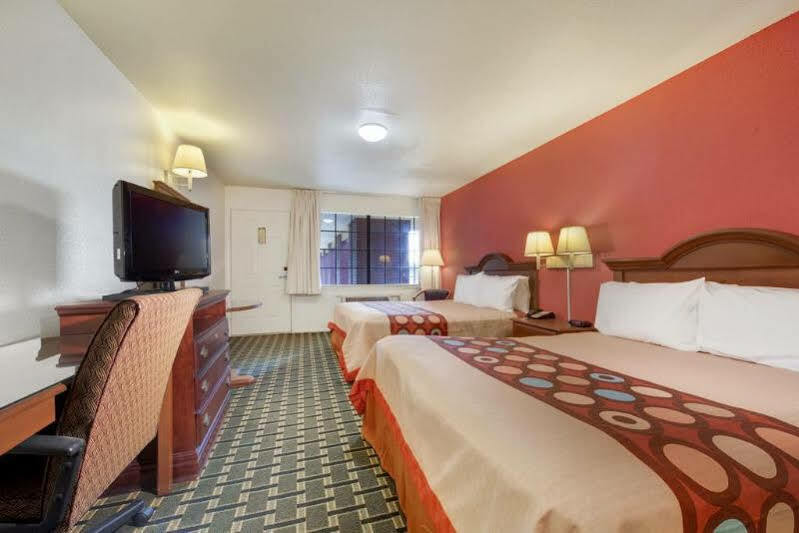 Days Inn By Wyndham College Station University Drive Buitenkant foto